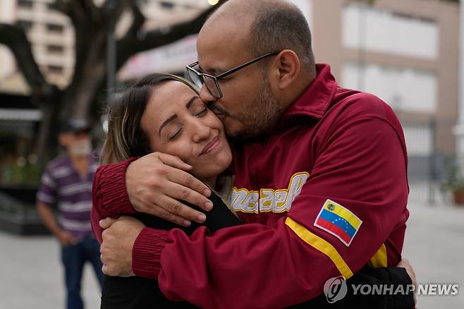 14일(현지시간) 1년여 만에 석방된 베네수엘라 언론인 카를로스 훌리오 로하스(오른쪽) [카라카스 AP=연합뉴스. 재판매 및 DB 금지]
