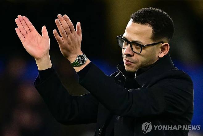 홈팬들에게 박수를 치는 첼시의 리엄 로즈니어 감독 [AFP=연합뉴스]