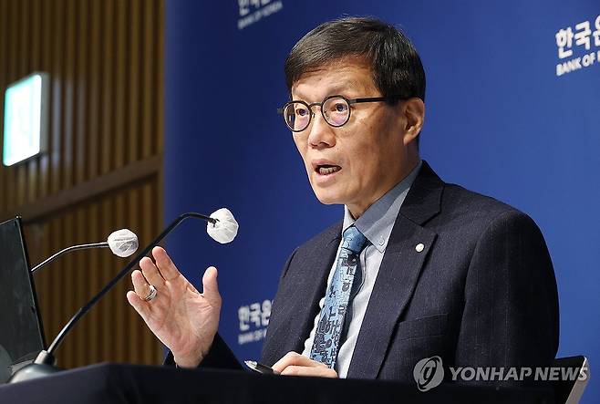 이창용 한은 총재, 통화정책방향 기자간담회 발언 (서울=연합뉴스) 이진욱 기자 = 이창용 한국은행 총재가 15일 서울 중구 한국은행에서 열린 통화정책방향 기자간담회에서 발언하고 있다. 
    한국은행 금융통화위원회는 이날 기준금리를 연 2.50%로 5연속 동결했다. 2026.1.15 [공동취재] cityboy@yna.co.kr