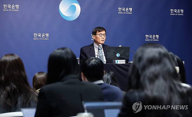 이창용 한은 총재, 통화정책방향 기자간담회 발언 (서울=연합뉴스) 이진욱 기자 = 이창용 한국은행 총재가 15일 서울 중구 한국은행에서 열린 통화정책방향 기자간담회에서 발언하고 있다. 
    한국은행 금융통화위원회는 이날 기준금리를 연 2.50%로 5연속 동결했다. 2026.1.15 [공동취재] cityboy@yna.co.kr