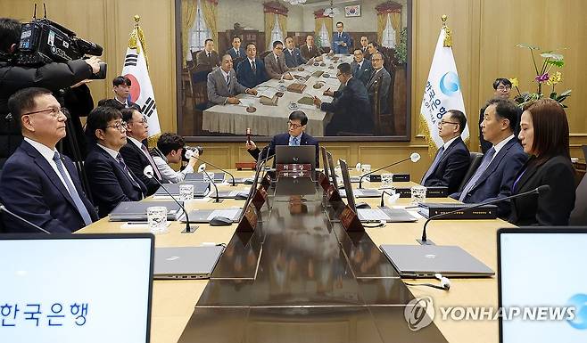 의사봉 두드리는 이창용 한국은행 총재 (서울=연합뉴스) 이진욱 기자 = 이창용 한국은행 총재가 15일 서울 중구 한국은행에서 열린 금융통화위원회 통화정책방향 회의에서 의사봉을 두드리고 있다. 2026.1.15 [공동취재] cityboy@yna.co.kr