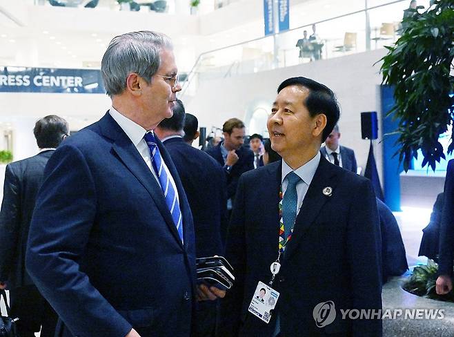 구윤철 부총리, 미국 재무장관과 의견 교환 (서울=연합뉴스) 구윤철 부총리 겸 기획재정부 장관이 15일(현지시간) 미국 워싱턴DC 국제통화기금(IMF)에서 주요 20개국(G20) 재무장관회의 계기로 스콧 베선트 미국 재무장관과 만나 의견을 교환하고 있다. 2025.10.17 [기획재정부 제공. 재판매 및 DB 금지] photo@yna.co.kr