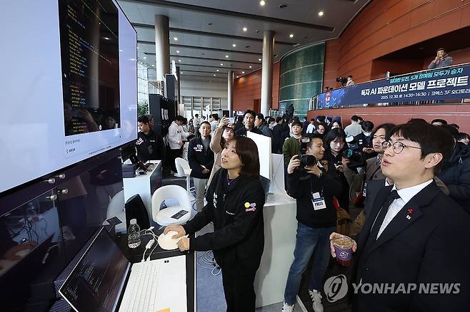 LG AI연구원 둘러보는 하정우 수석 (서울=연합뉴스) 강민지 기자 = 하정우 AI미래기획수석비서관이 지난해 12월 30일 서울 강남구 코엑스에서 열린 '독자 AI 파운데이션 모델' 프로젝트 1차 발표회에서 LG AI연구원 부스를 둘러보고 있다. 2025.12.30 mjkang@yna.co.kr