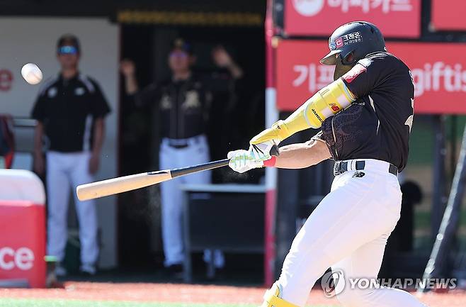 안현민 '투런 홈런' (수원=연합뉴스) 홍기원 기자 = 21일 경기도 수원케이티위즈파크에서 열린 2025 KBO리그 프로야구 삼성 라이온즈와 kt wiz의 경기. 5회말 무사 주자 1루에서 kt 안현민이 투런 홈런을 치고 있다. 2025.9.21 xanadu@yna.co.kr