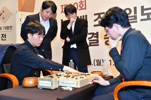 이세돌 9단이 대국장을 방문해 복기에도 참여했다. [한국기원 제공. 재판매 및 DB 금지]