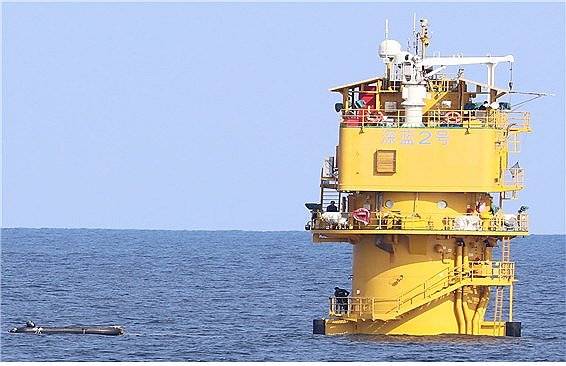 중국 서해 구조물에서 활동하는 인력 식별 (인천=연합뉴스) 서해 한중 잠정조치수역에 설치된 중국 구조물. 22일 해양경찰청 국정감사에서 민주당 이병진 의원은 이 사진에서 인력이 처음 식별됐다고 주장하며, 양식장 구조물이라는 중국 측 주장과 달리 군사 목적으로 활용될 소지가 있다고 강조했다.  2025.10.23 [더불어민주당 이병진 의원실 제공, 재판매 및 DB 금지] inyon@yna.co.kr