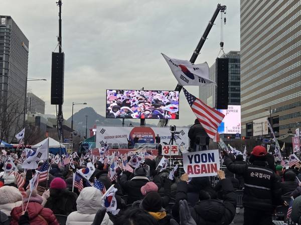 지난해 12월27일 전광훈 사랑제일교회 목사 주축으로 서울 종로구 동화면세점 인근에서 열린&nbsp;대한민국바로세우기국민운동본부 집회 [사진=연합뉴스]