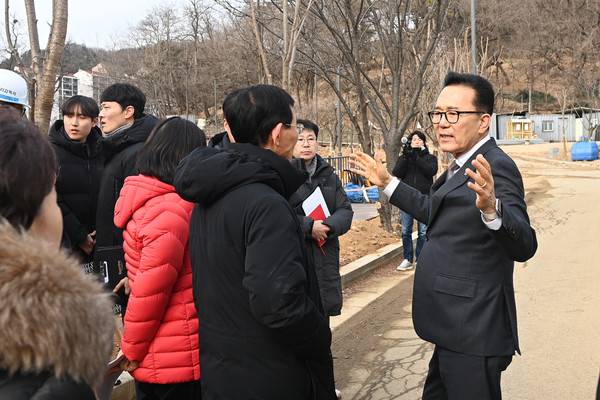 비류공원을 방문해 현장 점검을 하고 있는 이재호 연수구청장 [사진=연수구]
