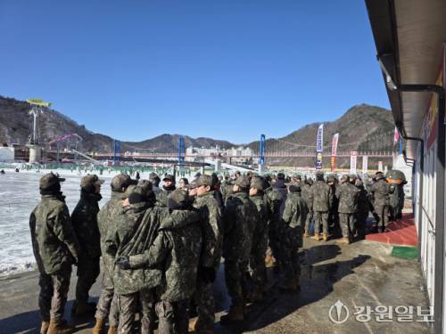 ◇화천산천어축제장 ‘군부대의 날’ 행사에 참여하는 장병들이 ‘얼음썰매장’ ‘눈조각 광장’ 등 축제장 곳곳을 둘러보고 있다. 화천=장기영기자