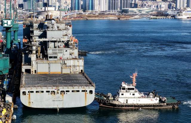 지난 12일 부산 영도구 HJ중공업 조선소에 MRO를 위해 입항한 ‘USNS 아멜리아 에어하트함’. HJ중공업 제공