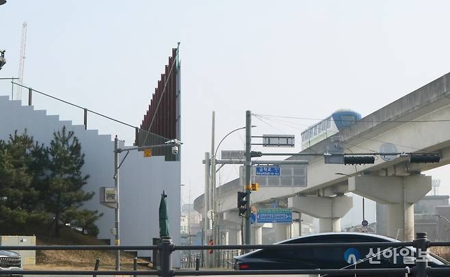 용인 푸르지오 클루센트 사업지(왼쪽)와 용인경전철 에버라인 선로(오른쪽). (사진=천동환 기자)