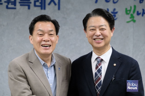 '독서국가' 프로젝트를 이끄는 김영호 국회 교육위원장(서울 서대문을, 3선)은 지난 14일 수원특례시청을 방문해 이재준 수원시장과 '제1호 독서도시' 추진 및 구체적인 실행 방안을 논의했다.&nbsp;ⓒ더불어민주당