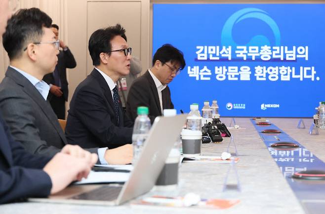 김민석 국무총리가 15일 경기도 성남시 분당구 넥슨을 방문, 경영진과 간담회를 하고 있다. (연합뉴스)