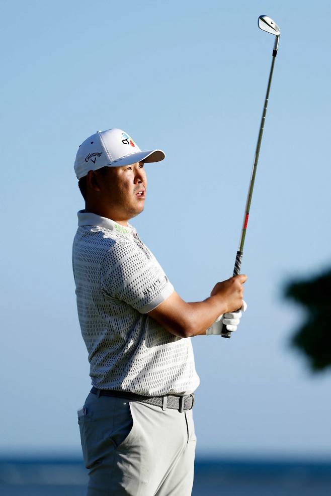 김시우가 PGA 투어 소니오픈 1라운드 17번홀에서 티샷을 한 뒤 공의 방향을 살피고 있다. (사진=AFPBBNews)