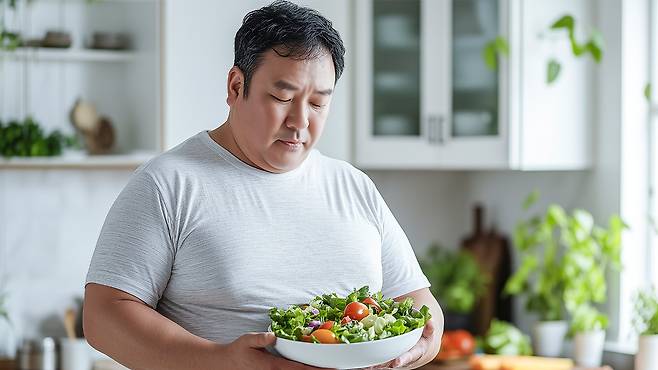 중년에 접어들면 신체 대사 기능이 떨어져 식사량을 줄여도 예전처럼 살이 쉽게 빠지지 않는다｜출처: 클립아트코리아