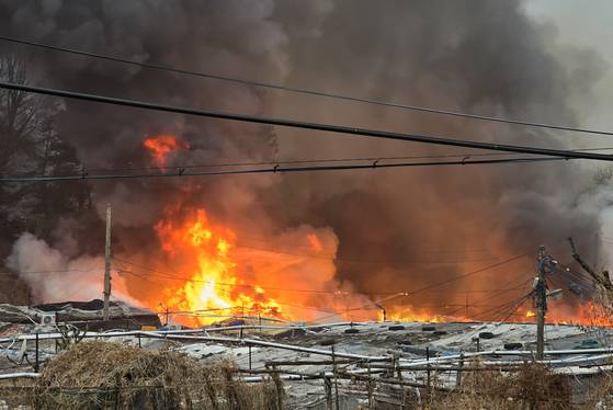 16일 오전 5시께 서울 강남구 개포동 구룡마을 4지구에서 불이 났다. 〈사진=연합뉴스〉