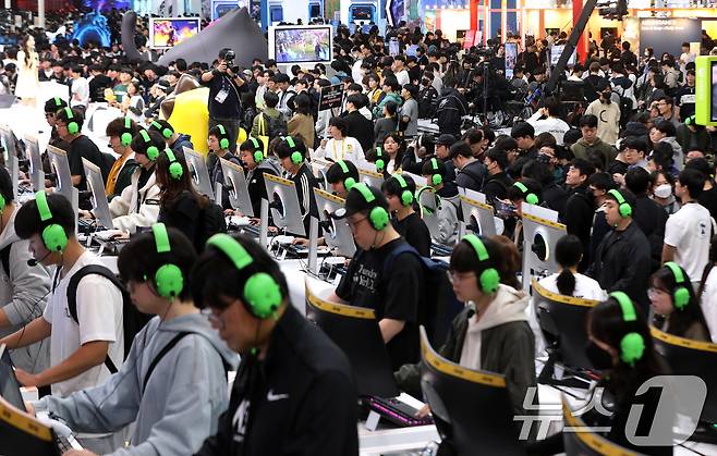 13일 부산 해운대구 벡스코 제1전시장에서 열린 국내 최대 게임전시회 '지스타 2025'에서 관람객들이 신작 게임을 즐기고 있다. 2025.11.13/뉴스1 ⓒ News1 윤일지 기자