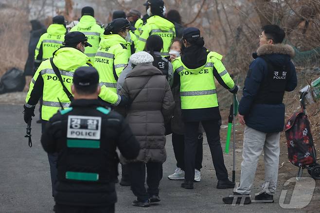 16일 오전 서울 강남구 개포동 구룡마을에서 발생한 화재로 경찰이 마을 주민들을 대피시키고 있다. ⓒ News1 김진환 기자