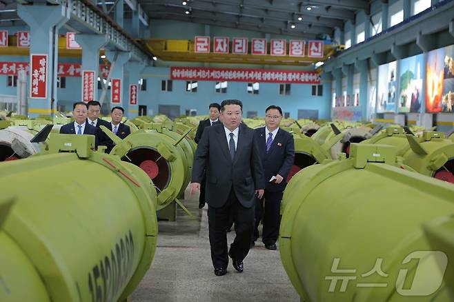 (평양 노동신문=뉴스1) = 김정은 북한 노동당 총비서가 탄도미사일 생산 공장을 시찰하는 모습. [국내에서만 사용가능. 재배포 금지. DB 금지. For Use Only in the Republic of Korea. Redistribution Prohibited] rodongphoto@news1.kr