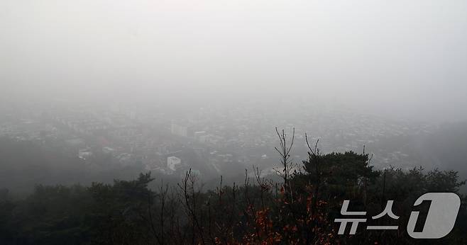 16일 오전 서울 남산에서 바라본 서울 도심이 초미세먼지와 짙은 안개로 뿌옇게 보이고 있다. 서울시는 이날 오전 11시 기준 초미세먼지 주의보를 발령했다고 밝혔다. 올해 첫 초미세먼지 주의보 발령이다. 2026.1.16/뉴스1 ⓒ News1 황기선 기자