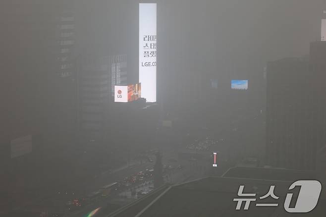 16일 서울 종로구 광화문 네거리 인근이 초미세먼지와 짙은 안개로 뿌옇게 보이고 있다. 2026.1.16/뉴스1 ⓒ News1 임세영 기자