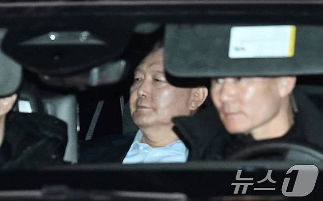 2ㅣ난해 1월15일 내란 우두머리 혐의로 체포된 윤석열 전 대통령.(공동취재) 2025.1.15/뉴스1 ⓒ News1 김명섭 기자