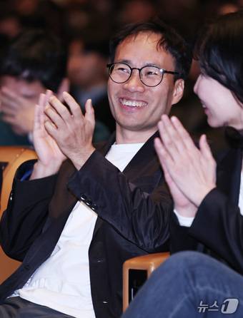 김성훈 업스테이지 대표가 30일 오후 서울 강남구 코엑스 오디토리움에서 열린 '독자 AI파운데이션 프로젝트' 발표회에 참석해 손뼉치고 있다. 2025.12.30/뉴스1 ⓒ News1 구윤성 기자