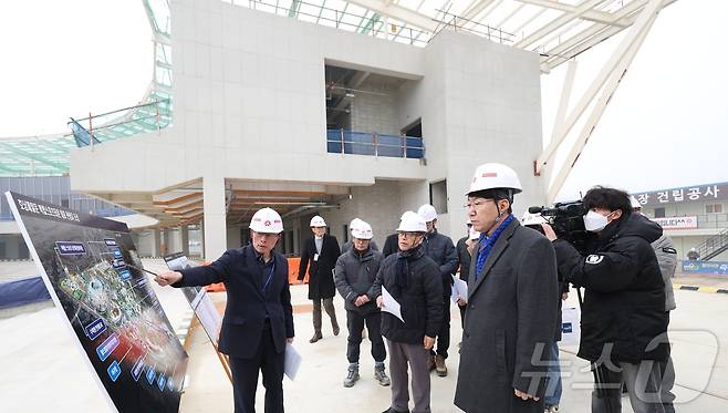 우범기 전주시장이 16일 전북 전주시 호남제일문 복합스포츠 타운 조성 현장을 찾아 공사 현황 브리핑을 듣고 있다. 2026.1.16/뉴스1 ⓒ News1 유경석 기자