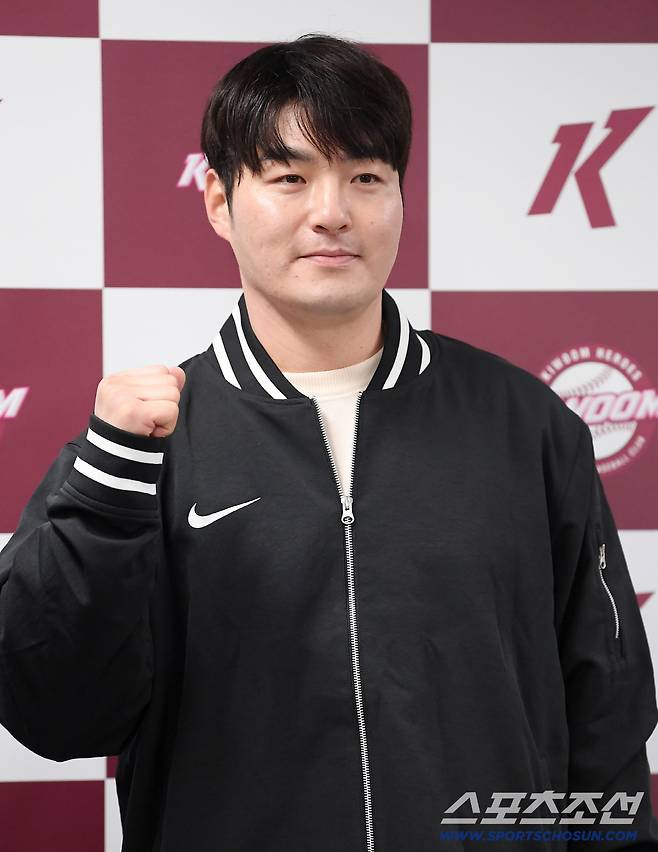 친정 팀에 코치로 돌아온 박병호 키움 잔류군 선임코치가 15일 오후 서울 고척스카이돔에서 기자회견을 열었다. 박병호가 인터뷰 전 포즈 취하고 있다. 고척=정재근 기자 cjg@sportschosun.com/2026.1.15/