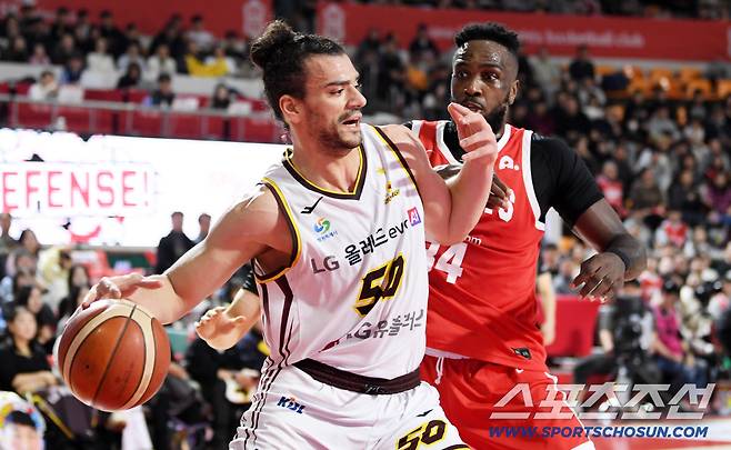 15일 잠실학생체육관에서 열린 프로농구 서울 SK와 창원 LG의 경기. LG 마레이가 SK 워니와 몸싸움을 펼치고 있다. 잠실=박재만 기자 pjm@sportschosun.com/2026.01.15/