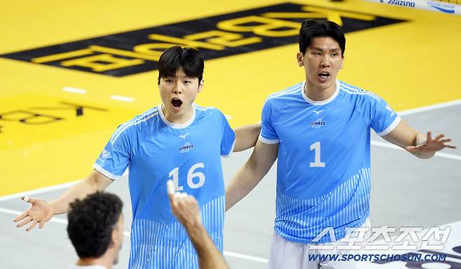 16일 의정부 경민대학교 체육관에서 열린 V리그 남자부 KB손해보험과 대한항공의 경기. 대한항공 정한용, 김규민이 득점 후 환호하고 있다. 의정부=박재만 기자 pjm@sportschosun.com/2026.01.16/