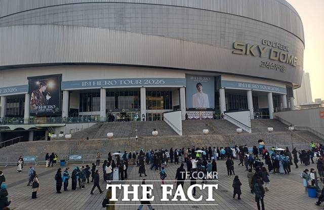 16일 오후 가수 임영웅의 서울 앙코르 공연 첫날, 서울 구로구 고척스카이돔 주변은 한 마디로 발디딜 틈 없이 북적였다. 영웅시대 팬들은 한결같은 마음으로 '임영웅 서울 앙코르'에 담긴 진심을 내비쳤다. /강일홍 기자