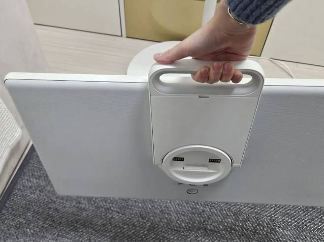 삼성전자의 무선 이동식 스크린 '더 무빙스타일'의 스크린을 탈착해 이동 중인 모습. 박준이 기자