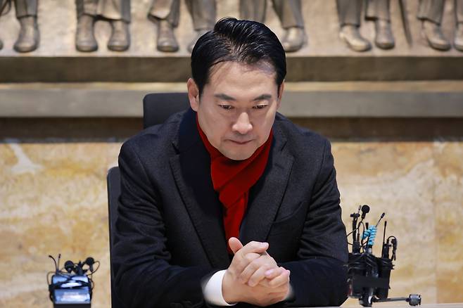 국민의힘 장동혁 대표가 15일 국회 로텐더홀에서 통일교의 정치권 로비 의혹, 공천헌금 의혹과 관련한 특검법 수용을 촉구하며 단식 농성을 하고 있다. /연합뉴스