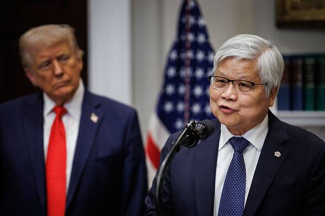 작년 3월 백악관에서 트럼프 대통령이 지켜보는 가운데 미국 투자 계획을 발표하고 있는 대만 반도체 제조 회사(TSMC)의 웨이저자 최고경영자(CEO)/EPA 연합뉴스