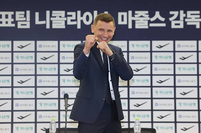 니콜라이스 마줄스 농구 국가대표팀 신임 감독이 16일 서울 중구 프레스센터에서 열린 취임 공식 기자회견에서 포즈를 취하고 있다. /연합뉴스