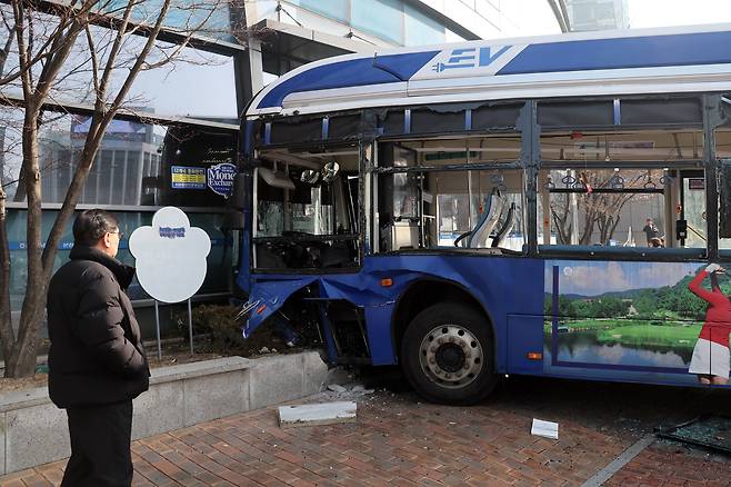 16일 오후 서울 서대문역 인근에서 시내버스가 건물로 돌진하는 사고가 발생해 시민들이 사고 현장을 바라보고 있다. 이 사고로 현재 4명이 부상을 입고 그 중 1명이 중상인 것으로 알려졌다. /뉴스1