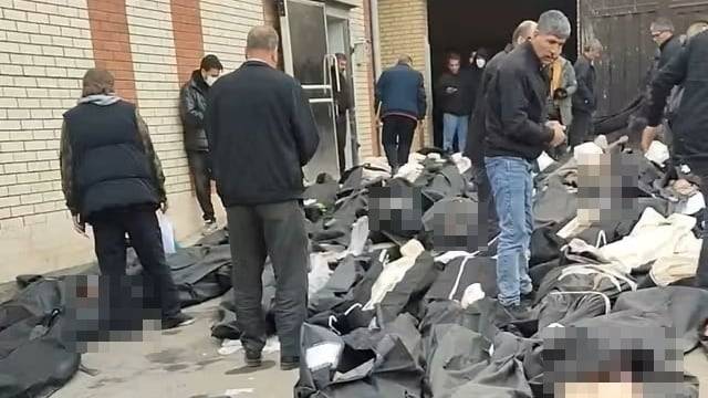 지난 11일 소셜미디어에 테헤란의 한 법의학센터에서 촬영된 것으로 알려진 영상. 이란 당국의 무력 진압으로 희생된 희생자들의 시신이 곳곳에 널려있다. 로이터는 이 영상을 검증한 뒤  "건물, 도로 배치, 그리고 해당 지역의 위성 이미지를 통해 위치를 확인했다"고 했다./소셜미디어