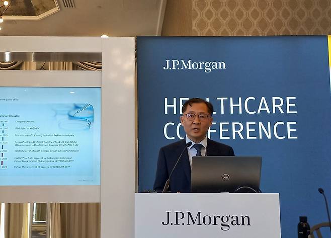 알테오젠 전태연 대표이사·사장이 15일(현지 시각) 미국 샌프란시스코에서 열린 JP모건 헬스케어 콘퍼런스에서 기업 발표를 하고 있다. /알테오젠