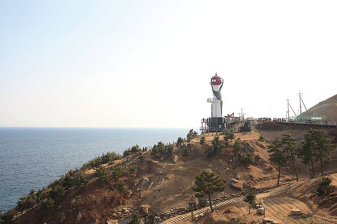 대게 집게발이 눈에 띄는 창포말 등대
