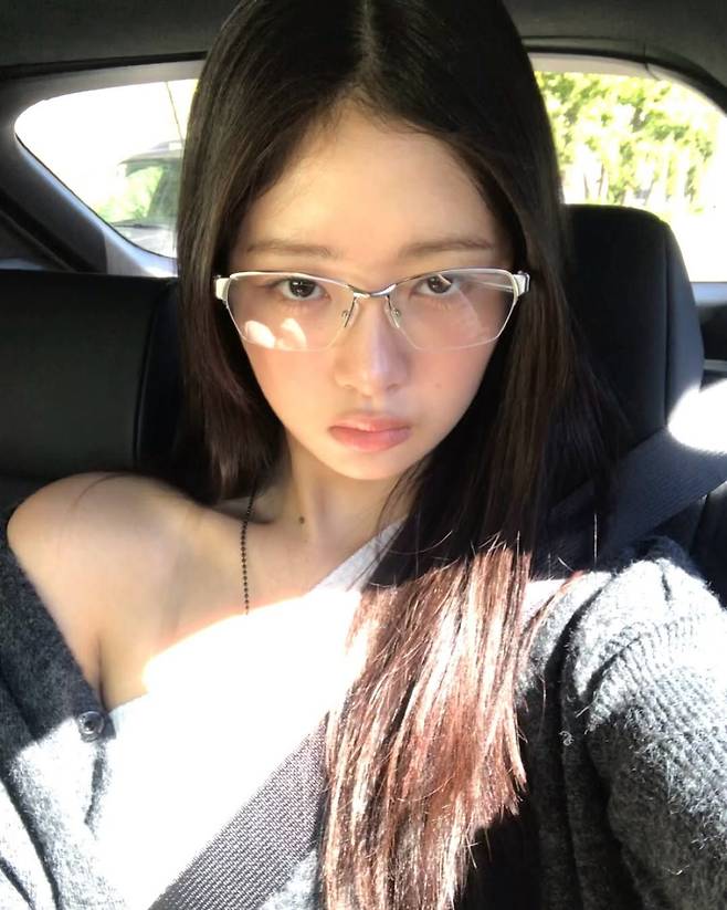 둥근 얼굴형은 캣아이 프레임같이 얼굴선에 리듬을 줄 수 있는 디자인이 좋다. 인스타그램 @reinyourheart