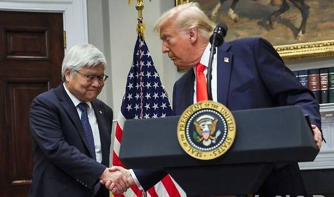 도널드 트럼프(오른쪽) 미국 대통령이 지난해 3월3일 미 워싱턴DC 백악관에서 웨이저자 대만 TSMC 회장을 만나 악수하고 있다. ⓒ AP/뉴시스