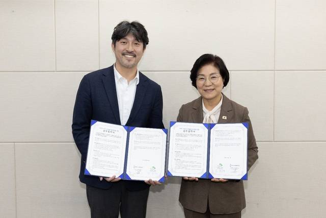 김미경 은평구청장과 김정성 대표가 양해각서체결 후 기념사진을 촬영하고 있다. (지디코퍼레이션 제공)