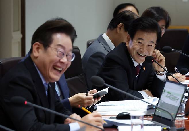 이재명 대통령이 지난해 9월 2일 용산 대통령실에서 열린 국무회의에서 정동영 통일부 장관(오른쪽)의 발언에 웃음을 보이고 있다. 연합뉴스