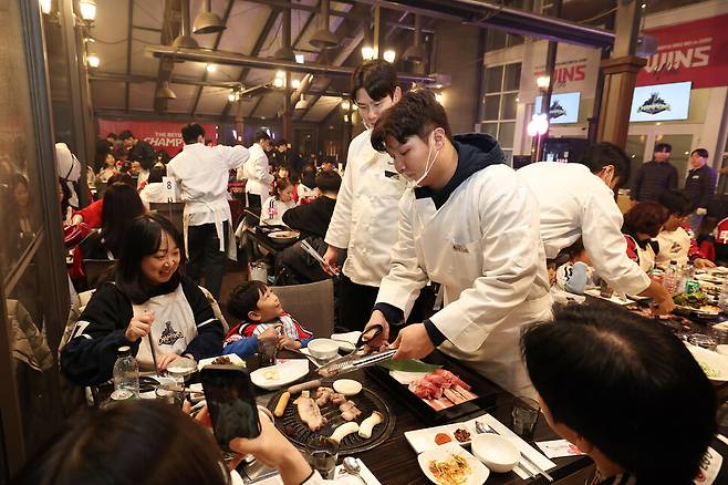 엘지(LG) 트윈스 문보경, 홍창기가 지난헤 11월27일 경기도 곤지암 리조트에서 ‘통합우승 BBQ 파티 in 곤지암’ 행사를 하고 있다. 엘지 트윈스 제공