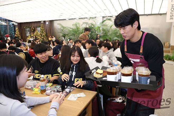 키움 히어로즈 송성문이 팬들에게 음료를 서빙하는 모습. 키움 히어로즈 제공