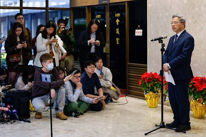 16일 대만 타이페이에서 쿵밍신 경제부장(장관)이 미국-대만 무역 협정에 관한 언론의 질문에 답하고 있다. 타이페이/로이터 연합뉴스