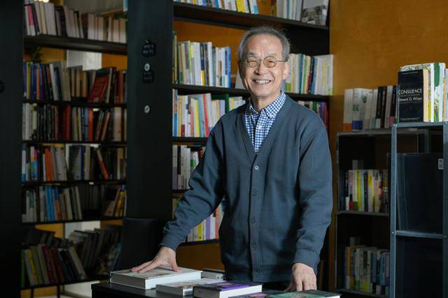 최재천 이화여대 명예교수가 파주출판도시에 문 연 '최재천의 자연글방'에서 웃고 있다. 퇴임 후 그의 장서 1만여 권이 이리 옮겨 왔다. 임지훈 인턴기자