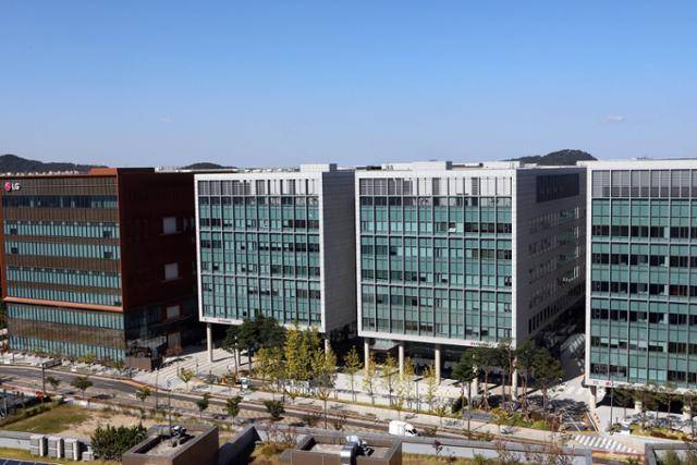 LG이노텍이 유리 기판 시제품 생산 라인을 구축한 서울 강서구 마곡 연구개발센터 전경. LG이노텍 제공