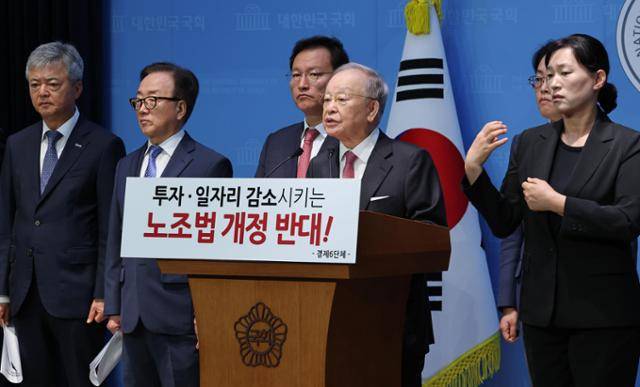 손경식(왼쪽 네 번째) 한국경영자총협회 회장이 8월 서울 여의도 국회 소통관에서 경제6단체 노동조합법 개정안 수정 촉구 기자회견을 하고 있다. 고영권 기자